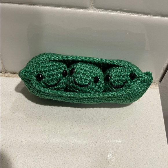 Handcrafted Peas in a Pod Figure Decor Amigurui Crochet - Picture 2 of 9